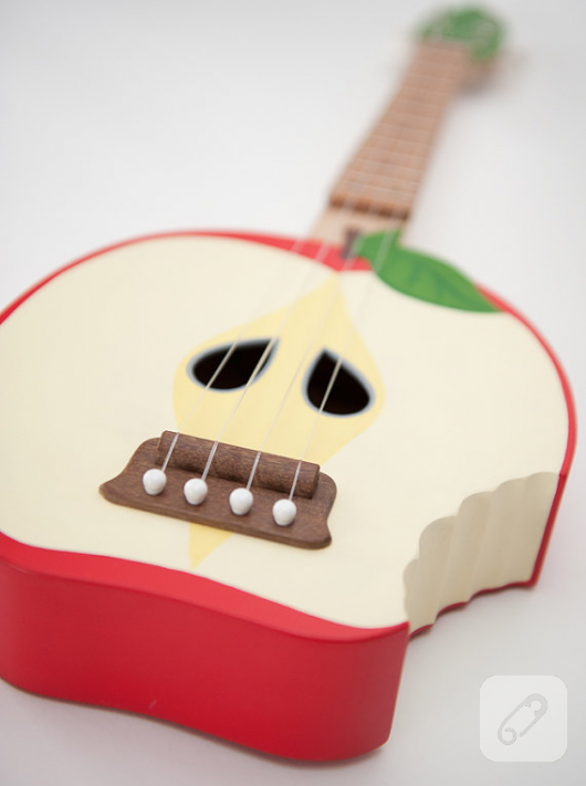el-yapimi-elma-seklinde-ukulele-minik-gitar