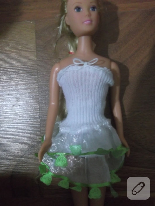 eski-kiyafetleri-degerlendirme-coraptan-barbie-elbisesi