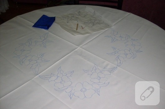Kumaş boyama çiçekli masa örtüsü