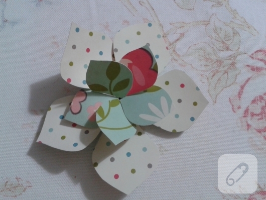 kartondan-origami-cicek-nasil-yapilir-12