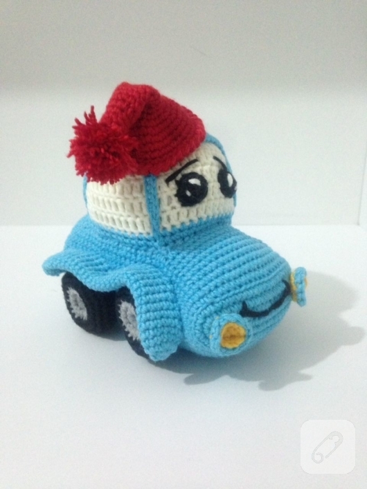 amigurumi-mavi-orgu-araba-oyuncak