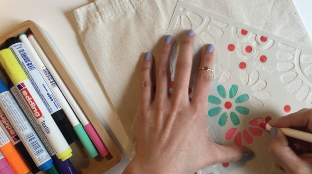 Video: edding tekstil kalemleri ile kumaş çanta boyama