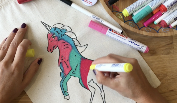Video: edding tekstil kalemleri ile okul temalı kumaş çanta nasıl boyanır?