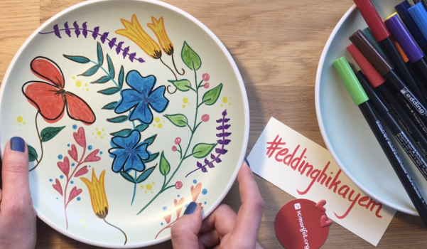 Video: edding ile çiçekli seramik tabak nasıl boyanır?