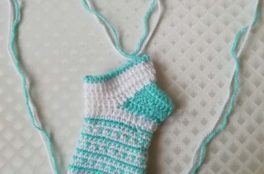 Kilim desenli bebek çorabı örgüsü