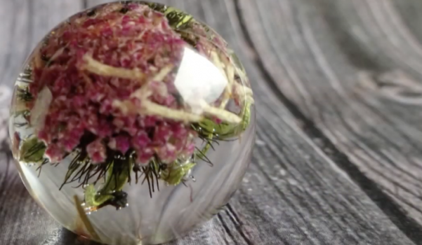 Video: Kuru çiçekli epoksi kolye yapılışı